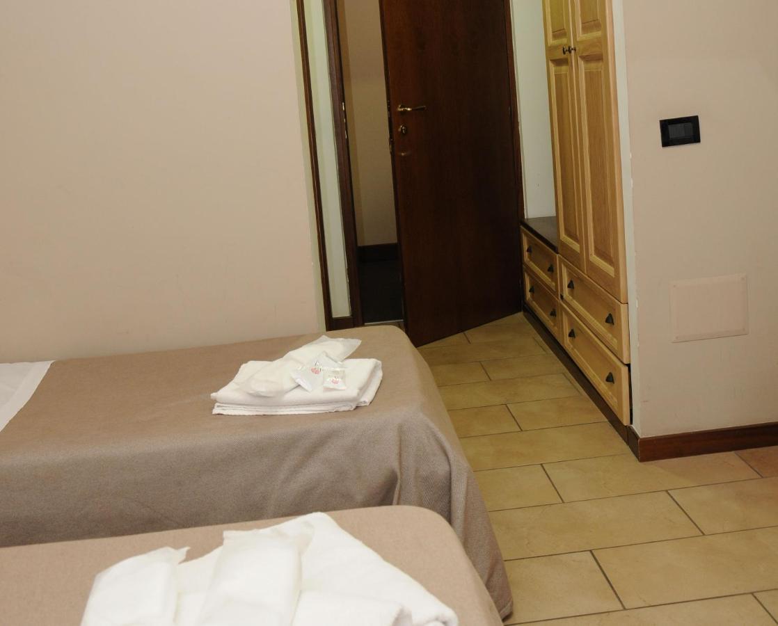 Hotel Fly คาโซริอา ภายนอก รูปภาพ